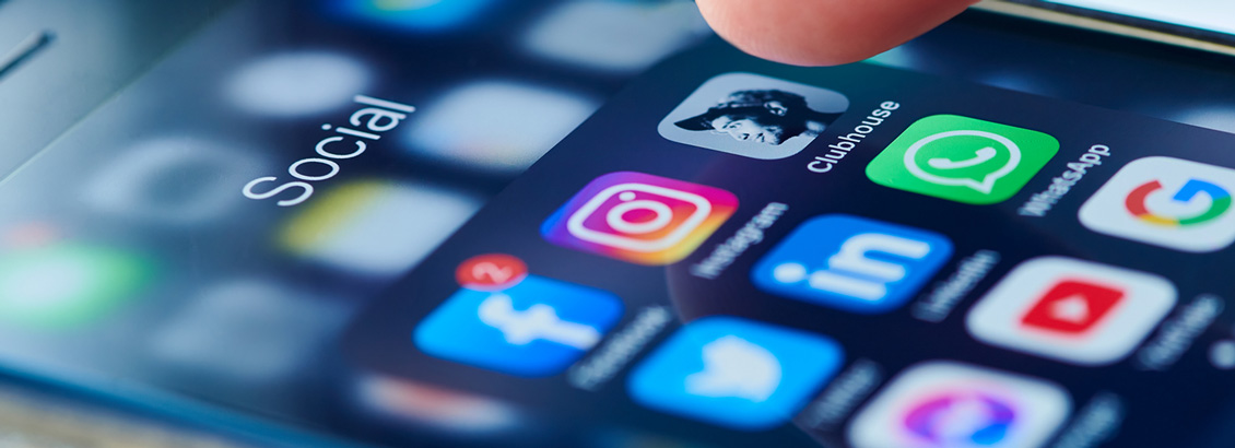 Dedo que Presiona Redes Sociales en Pantalla de Smartphone