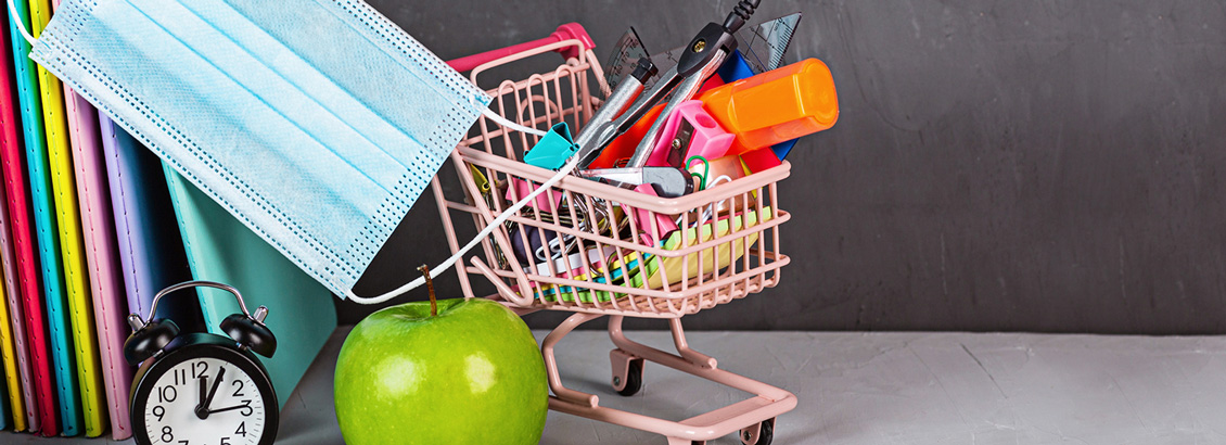 Tapabocas, Libros y Útiles Escolares Dentro de un Carrito de Compras