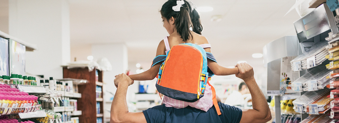 Niña con Morral Escolar Montada en los Hombros de su Papá