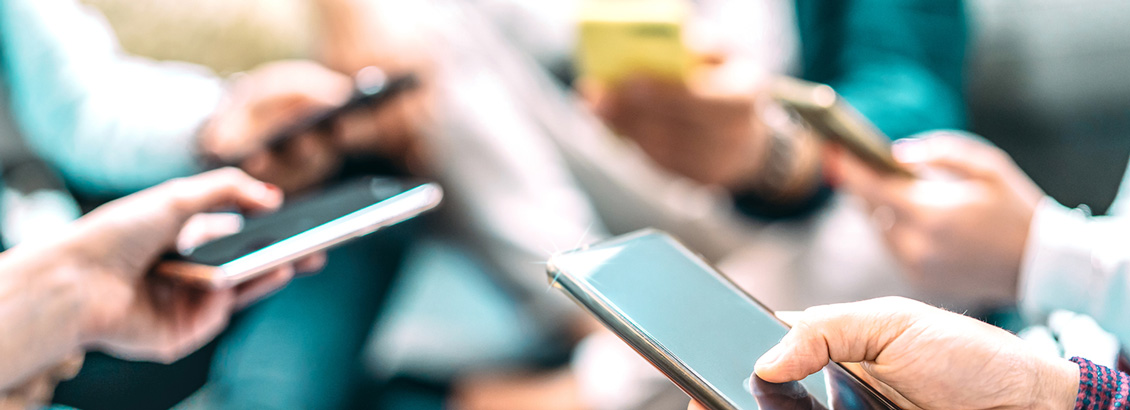 Personas Revisando sus Redes Sociales en Dispositivos Inteligentes