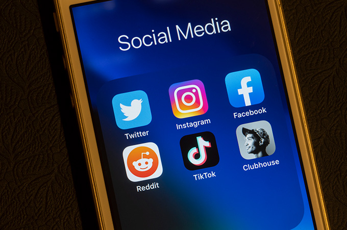 Pantalla de Telfono Inteligente que Muestra Diferentes Redes Sociales