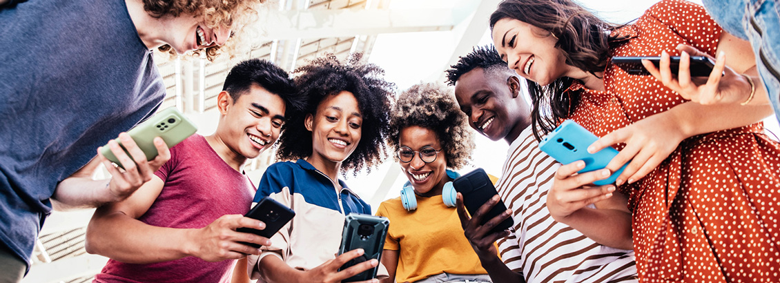 Jóvenes de la Generación Z Revisando Redes Sociales