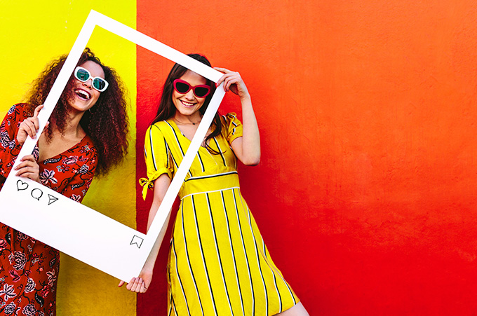 Dos Mujeres Jvenes Posando y Sonriendo a la Cmara