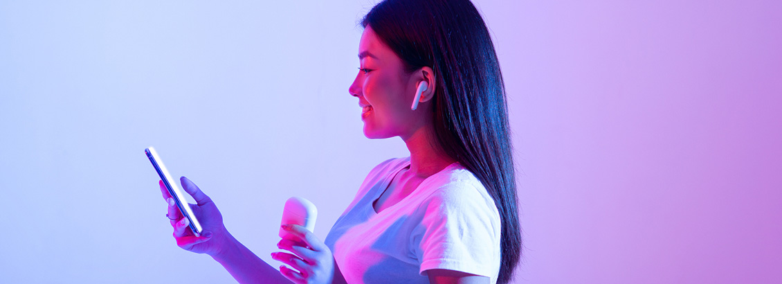 Chica Viendo Anuncios en TikTok en su Teléfono