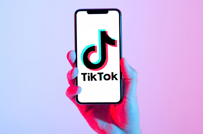 Mano Sosteniendo Telfono que Muestra Logo de TikTok