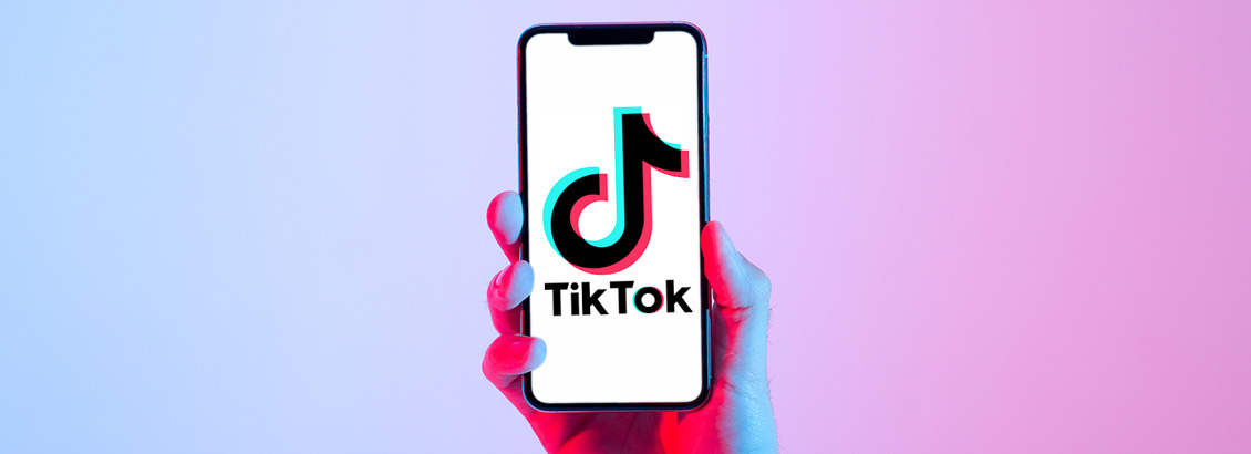 Mano Sosteniendo Teléfono que Muestra Logo de TikTok