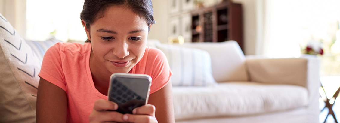 Niña Acostada Mientras Hace Scroll en Instagram
