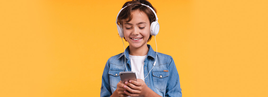 Niño con Audífonos Mirando Instagram en su Teléfono