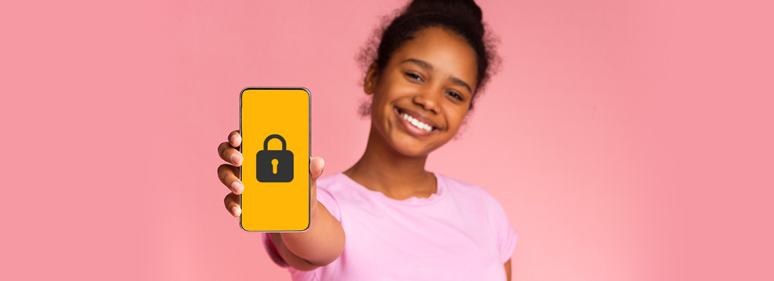 Niña Mostrándole Teléfono a la Cámara con Ícono de Seguridad en Instagram