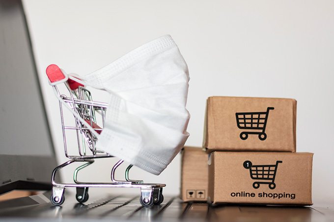 Carrito de Compras con Tapabocas Puesto, Simbolizando la Pandemia