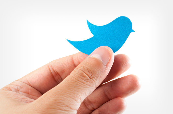 Mano Sosteniendo Logo de Twitter Hecho de Papel