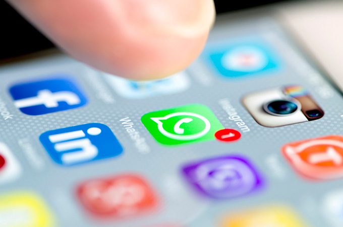 Primer Plano de cono de WhatsApp en Pantalla de Telfono