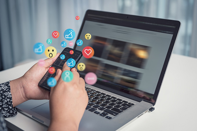 Persona Publicando Contenido en Instagram y Recibiendo Engagement